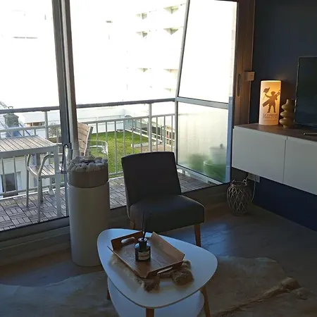 公寓 With Balcony Near The